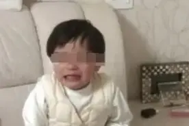 “妈妈我好痛”，4岁女儿回家后抓紧裤子，脱下裤子后妈妈失控图片