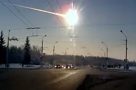 谁在暗中保护地球？2013年俄罗斯巨型陨石落地前，被神秘物体击穿图片