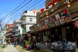 中国女孩在越南市场买特产，刚要买沉香便被导游叫住：想清楚再买图片