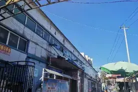 唐山龙王庙市场占道造成公交车拥堵。一起看看！网友：路有点窄图片