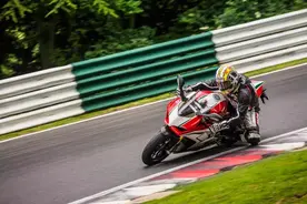 超300km/h时速表直接消失，226P马力，Ducati V4S曼岛第一视角！图片