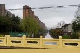 上海与昆山的交界处，一河之隔反差很明显，高楼大厦对低矮民房图片