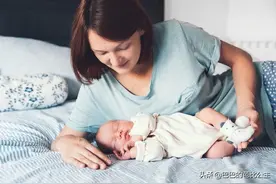 宝妈奶水太多，无法储存倒掉大半盆，网友支招图片