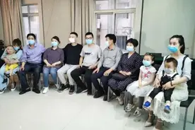 错换人生28年”的第一张全家福，“有苦也有甜图片