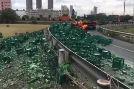 台州高速：1700箱酒瓶翻洒路面，匝道被迫关闭视频封面
