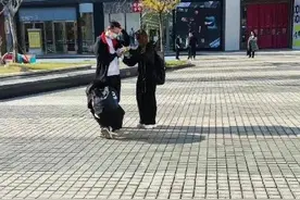 路上给人擦皮鞋的年轻人图片