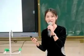 “最美”高中女教师，侧颜神似刘亦菲，网友：当几年班主任试试图片