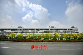 探访全国最大装配整体式停车楼，共7层可停6000辆车，内部有自动扶梯图片