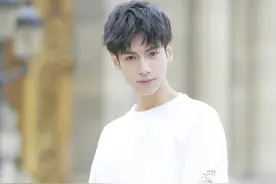 罗云熙的时尚穿搭，简约又凸显少年感图片