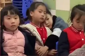 幼儿园小帅哥“温柔一靠”火了，网友：CP感爆棚一代更比一代强图片