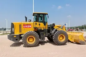 学装载机到山东蓝翔工程机械学院图片