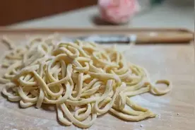 煮面条，开水下锅是错的！白案师傅：做好3步，啥面条都爽滑筋道图片