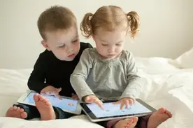 孩子频频要求玩手机看iPad，我该不该管？图片