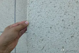 自建房外墙喷真石漆，真有那么好吗？农民：盲目跟风，后悔图片