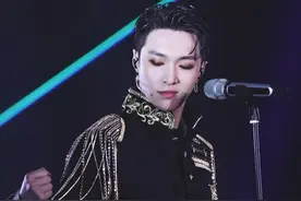 张艺兴复古王子造型演唱会开唱，散发无限魅力图片