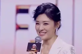 周涛周群两大名主持同台秀口才，点名台下众多明星大咖图片