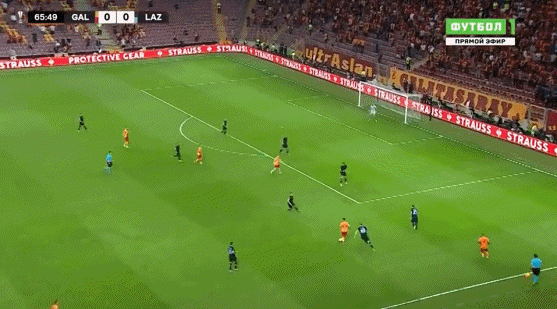 给大家表演个绝活！拉齐奥门将将球“扣”进自家球门图片