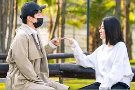 张新成新剧性别互换！盘腿鸭子坐还会企鹅跑，少女细节抓的太棒了图片