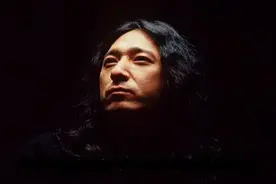 三宝娶小25岁娇妻，在婚礼上放婚纱裸照，不能理解的艺术图片