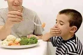 孩子在幼儿园吃嘛嘛香，回家后“见饭愁”，宝妈突袭幼儿园探真相图片