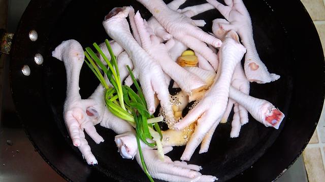 鸡爪去骨新方法，一根牙签就搞定，简单快速又完整，真实用