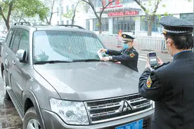 平顶山市区：违停受罚 乱停必拖图片