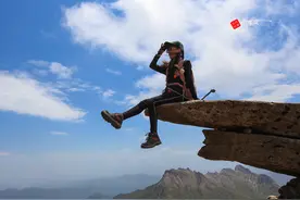 登顶秦岭陕西段第六高峰光头山，观赏高山杜鹃，网红石打卡拍照图片