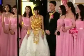 女儿出嫁，比赵本山还壕，陪嫁两亿，金子挂满全身，豪车超跑作陪图片
