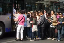 为啥客车不让超载，而公交车却可以“人挤人”？乘客：心里不踏实图片