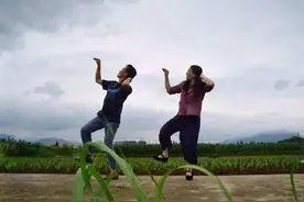 46岁浙江女人，丈夫车祸得了抑郁症，她带着老公跳舞，还登上央视图片