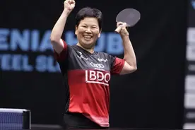 惊天大冷！58岁前国乒选手倪夏莲胜王艺迪，教练当众献吻，太甜了图片