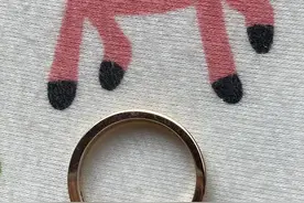 宁波女子花近3万元买的卡地亚戒指，因尺寸太大想更换却遭拒。店家：只能换一次图片