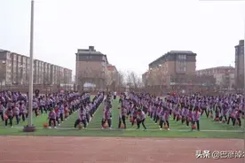 巴彦淖尔一小学推出“篮球课间操”，孩子们花式炫技图片