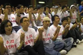 回顾众星援助汶川：吴京累到一顿吃7个馒头，周迅包了几千个粽子图片