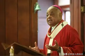 美首位黑人红衣主教出现！拿着10个博士学位，戳穿特朗普“摆拍”，传奇无人敌图片