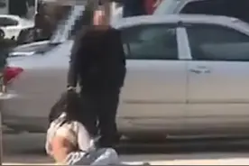 女儿彻夜未归遭父亲当街暴打 共青团广东省委已介入处理图片