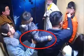 7岁男孩电梯内放屁，被好心人劝说带医院检查，医生：幸好来得早图片
