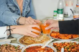 天津这家藏在胡同里的狗食馆，地方小环境差，却天天顾客盈门图片