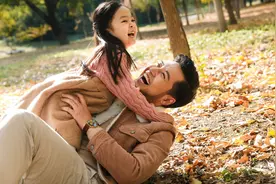 家有女孩注意了，“女大不避父”对孩子有伤害，越早知道越好图片