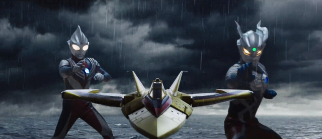 打怪兽有多激烈？迪迦出席腾讯活动皮套意外开裆