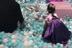 同爹不同命？陈赫大女儿生日包游乐场庆祝，小女儿周岁却保持沉默图片