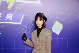 张钰琪斩获音乐新人奖！方格西装贝雷帽好洋气，表情一如既往淡定图片