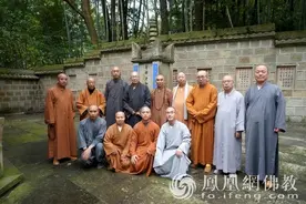 中国佛教协会副会长圣辉大和尚一行祭扫天童祖塔图片