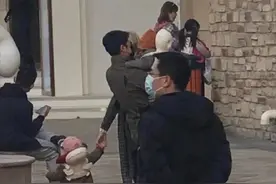 撒贝宁1岁龙凤胎罕露面！女儿活泼儿子乖巧，细节暴露父母用心图片