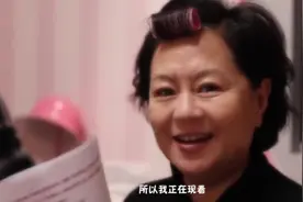 54岁鞠萍近况曝光，身材臃肿满脸皱纹，即兴演唱大风车回忆满满图片