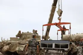 新疆军区15式坦克更换动力包 配套装甲抢修车亮相图片