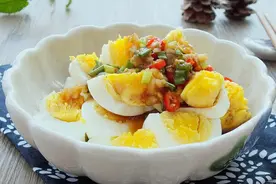 来到东北才知道，大蒜还有这吃法，跟鸡蛋一起吃，给红烧肉也不换图片