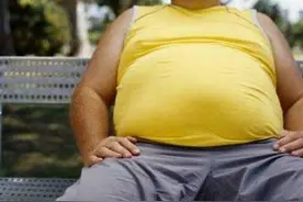 学生嘲笑老师大腹便便，老师睡醒后编排顺口溜，让学生无地自容图片