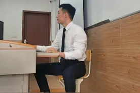 厦大“正装老师”火了，颜值高身材好，关键是还有一身健硕的肌肉图片