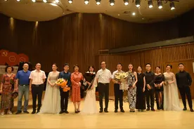 重艺教师张艳携长笛与多乐器合奏演绎“笛梦情缘”作者：刘洋东图片